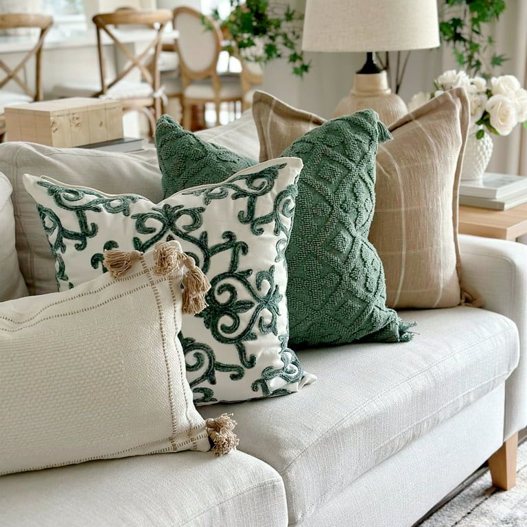 کوسن سبز در دکوراسیون سبز و کرم