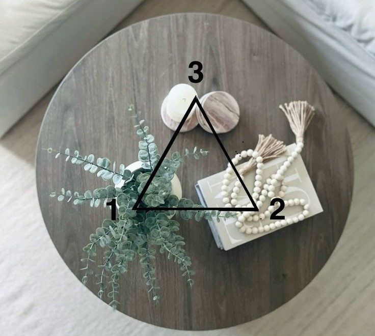 چیدمان مثلثی روی میز پذیرایی